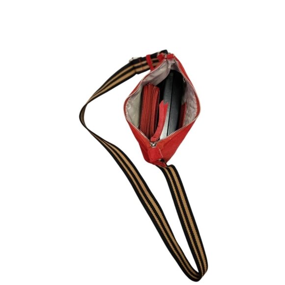 Pelletteria Veneta Elegant Red Suede Crossbody Bag - Picture 3 of 10